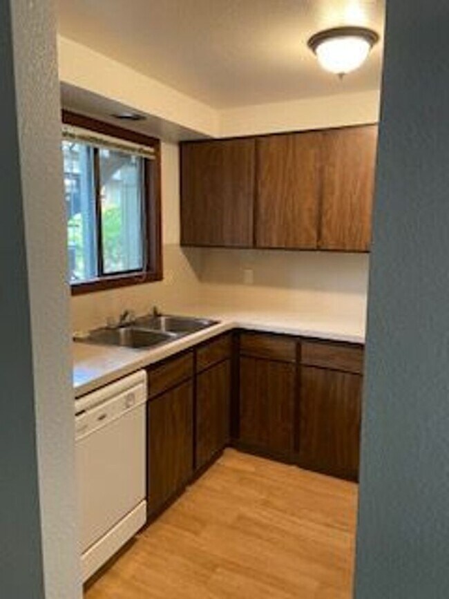 Building Photo - Spacious Two Bedroom, One Bathroom