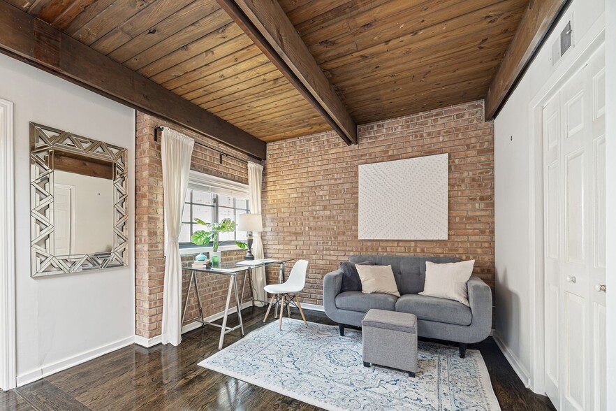 Building Photo - 2735 N Mildred Ave