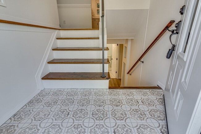 Building Photo - Charming 3+ BR single family home available now