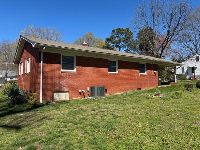 Building Photo - 3 bed, 1 bath brick home located in Asheboro