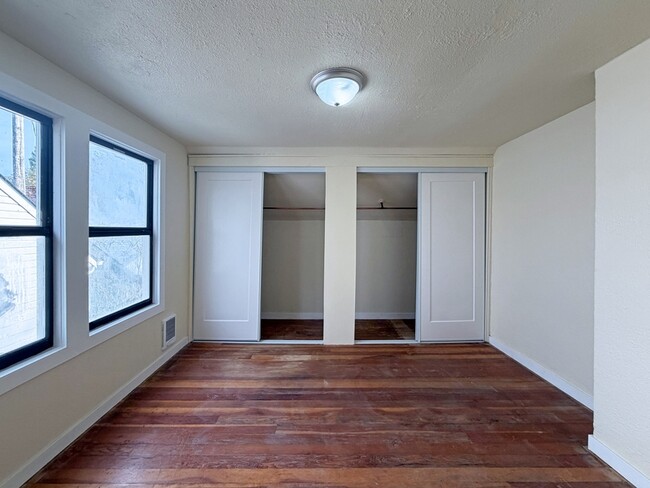 Building Photo - 960 Clark St