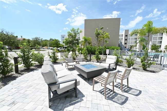 Building Photo - 1709 N Tamiami Trl
