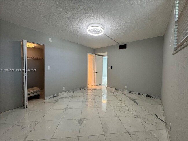 Building Photo - 4800 Bayview Dr