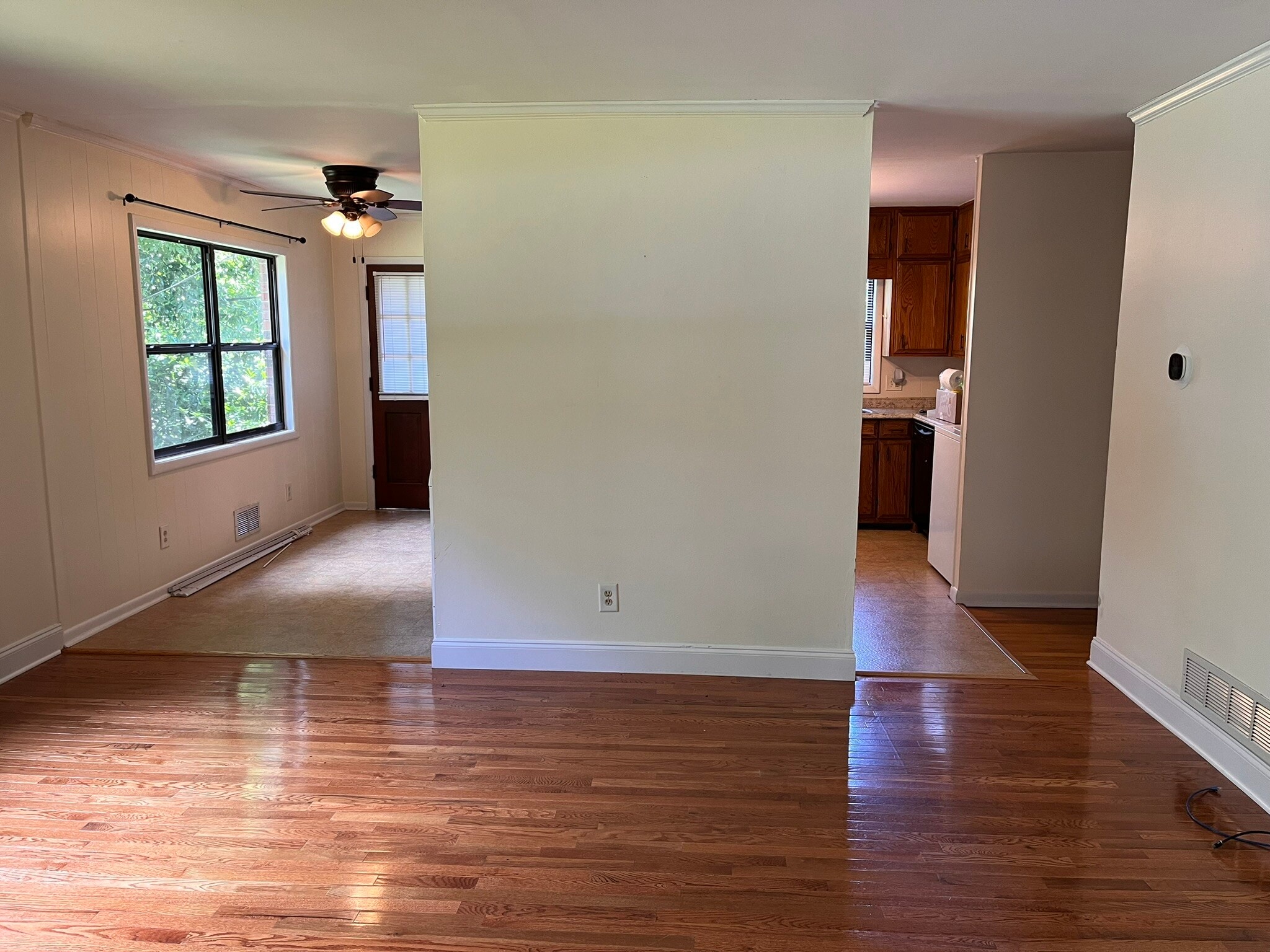 View from front door looking toward kitchen. - 1405 Southland Vista Ct NE