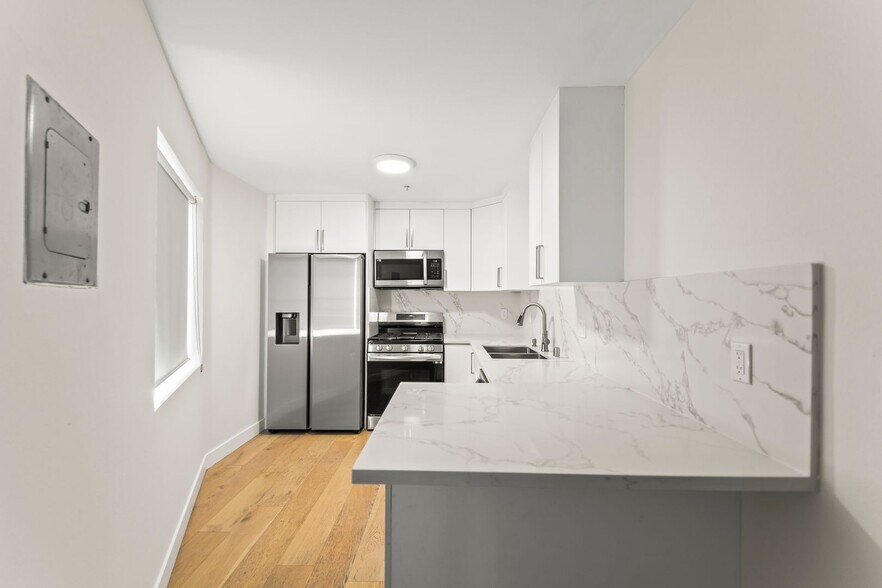 Building Photo - 231 E Hyde Park Blvd
