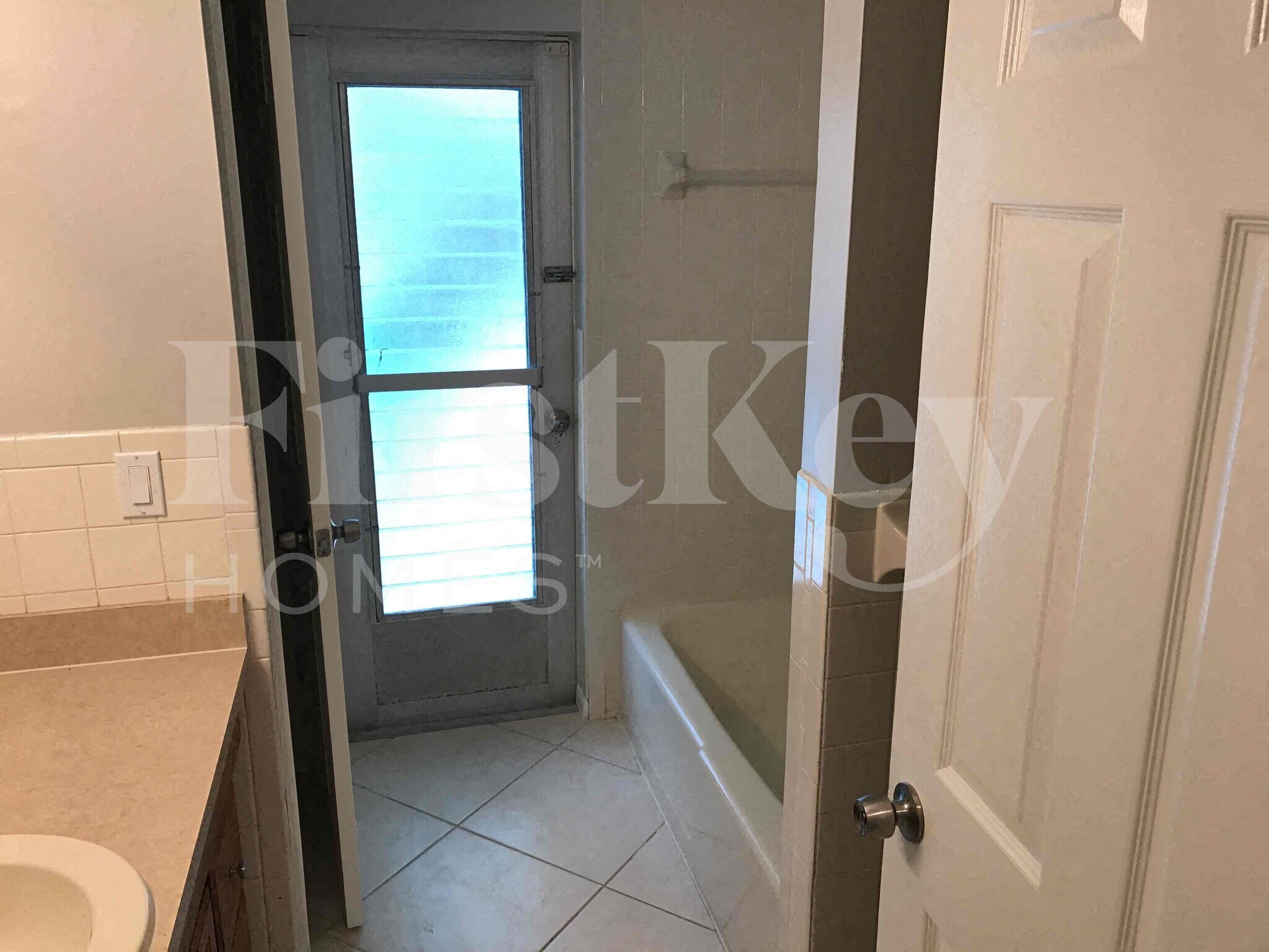 Building Photo - 904 SE 34th Terrace