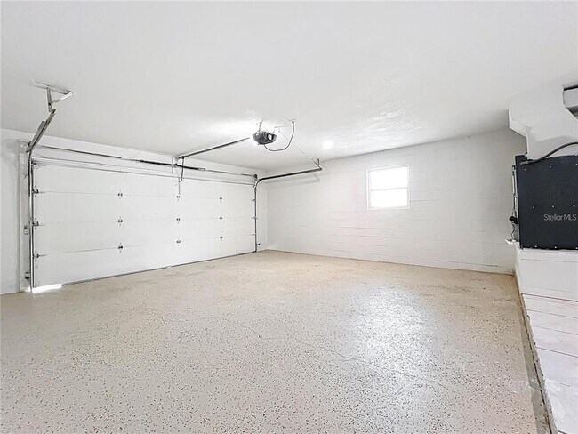Building Photo - 8676 Hillside Dr
