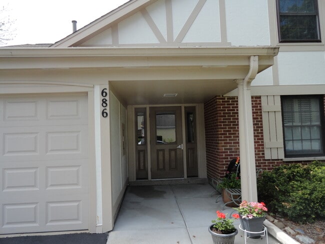 Building Photo - 458 Thornhill Ln