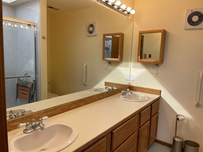 Building Photo - Windmill Heights Home With Community Beach...