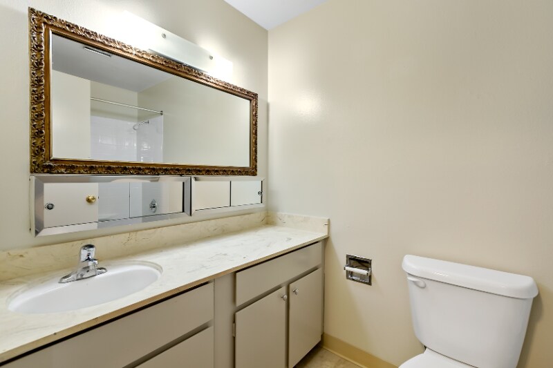 Building Photo - 12520 Roosevelt Way NE