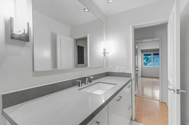 Building Photo - 8535 N W Knoll Dr