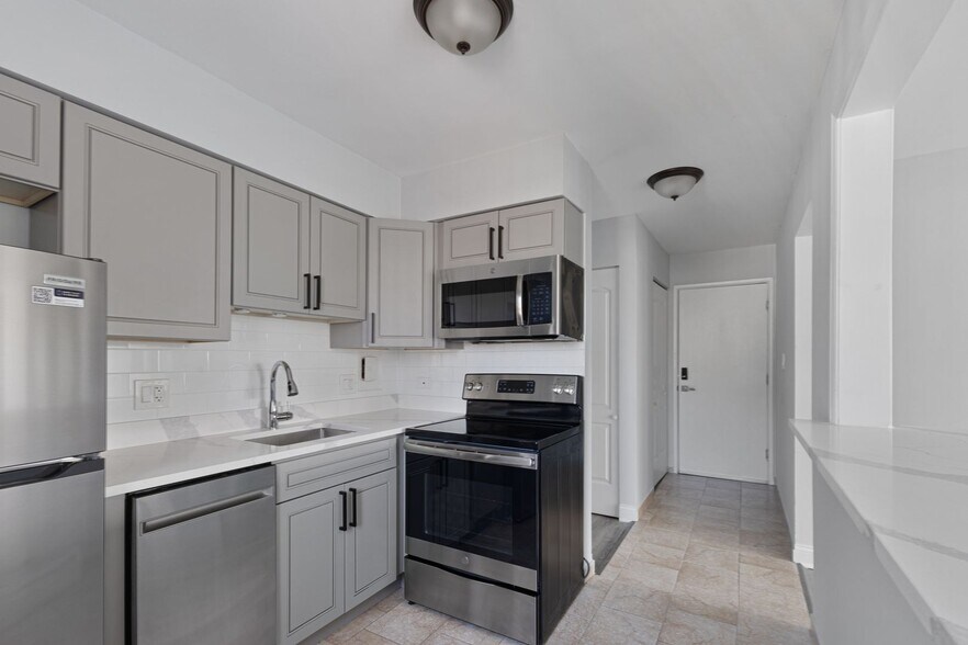 Primary Photo - 6021 N Winthrop Ave