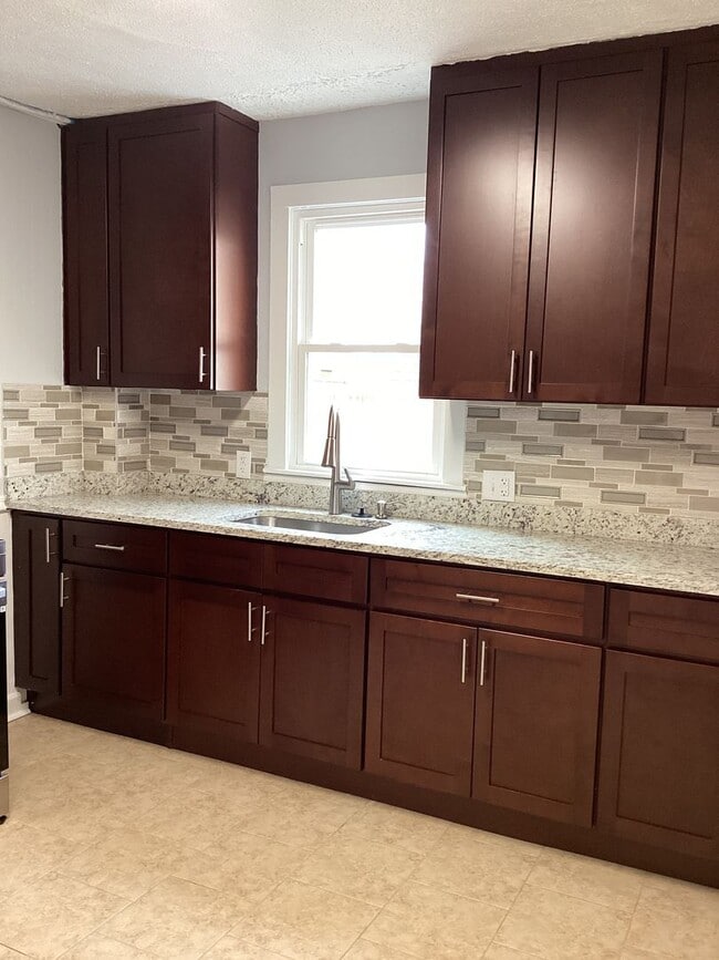 Building Photo - Beautifully Updated Half Duplex in the Boro