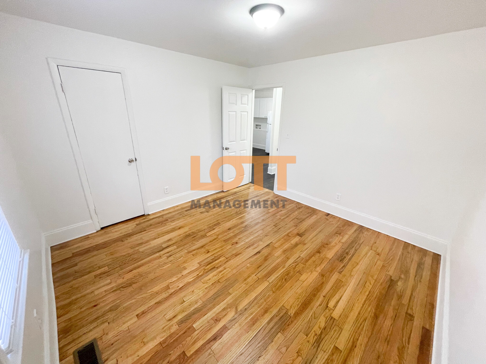 Building Photo - 205 King St