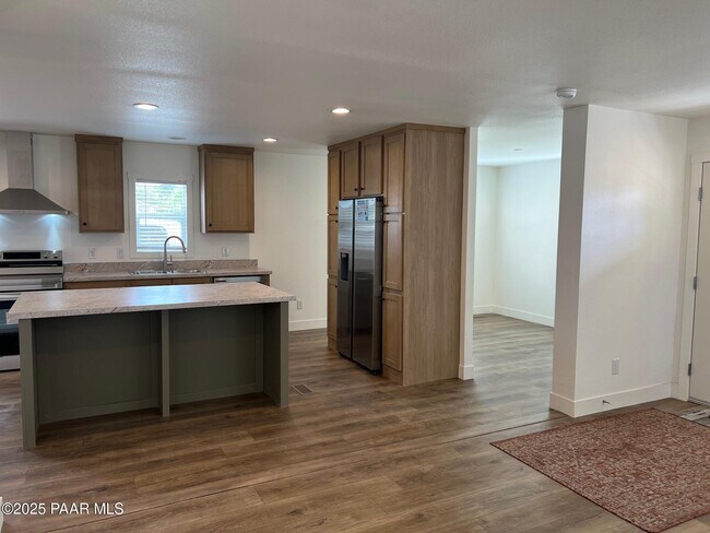 Building Photo - 25317 N Lakeside Dr