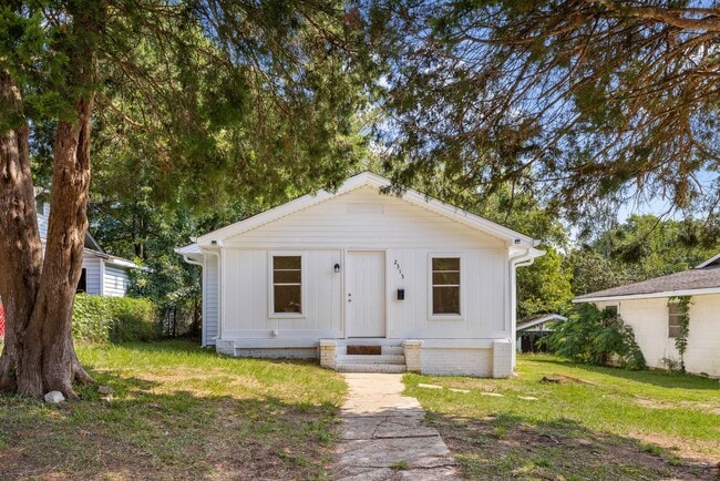 Building Photo - Newly Renovated 3 Bedroom 2 Bathroom Home