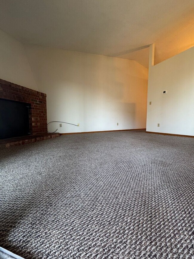 Building Photo - Available August 2025 and rents for $1,600...