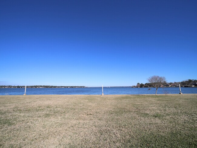 Building Photo - 165 April Point Dr S
