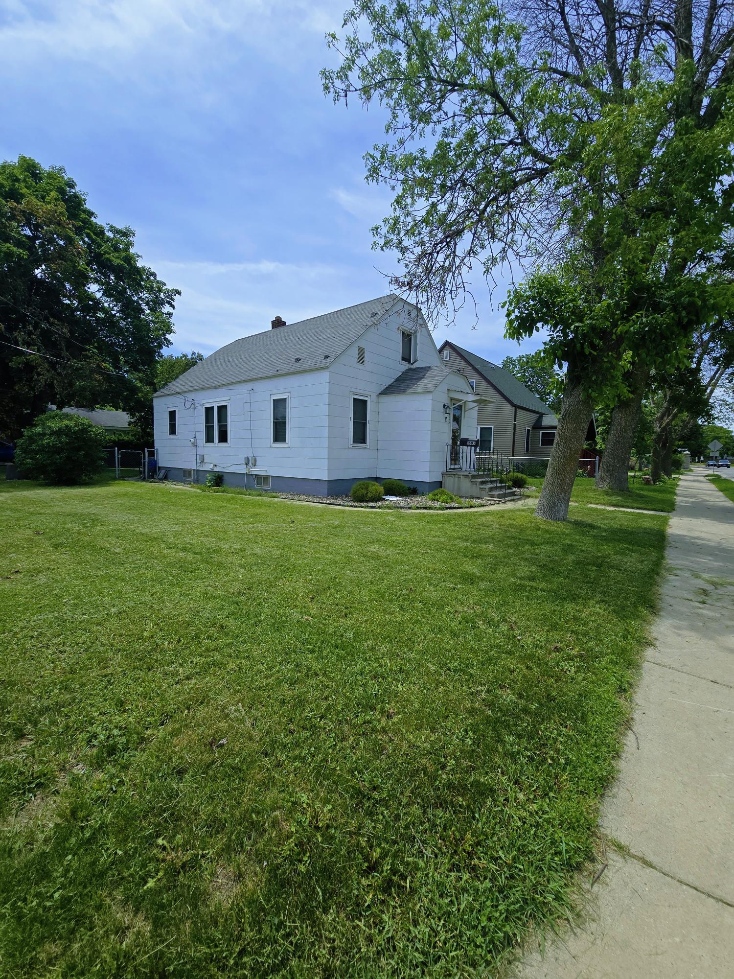 Building Photo - 1805 Division St W