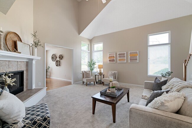 Building Photo - {13862} Spacious townhome in Prime Location + Maintenance Provided Community + Neighborhood Pool ...