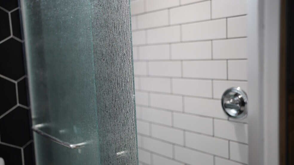 Building Photo - 3370 Parkview Ave