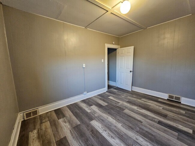 Building Photo - Newly updated 3 bedroom 1 bath apartment in the Northside!