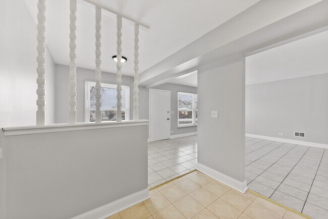 Building Photo - 1681 Queensbury Cir