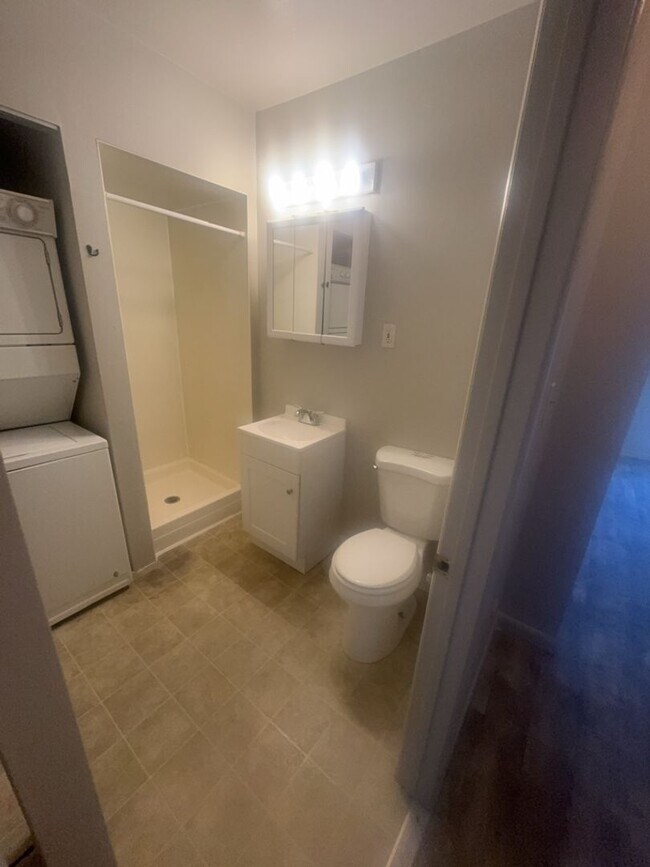 Building Photo - 2 Bed / 1 Bath Top-Floor Apartment – Acros...