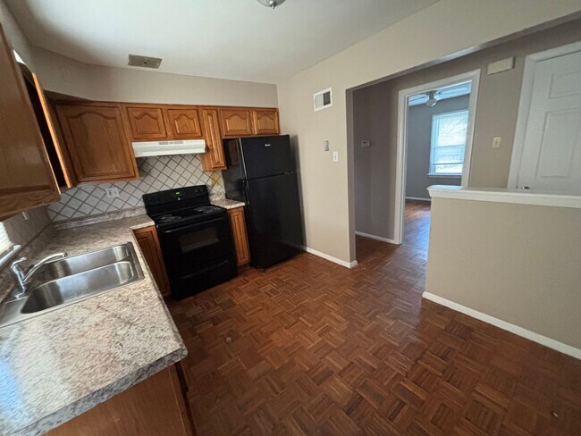 Building Photo - Charming 3 bedroom 1 bath home - section 8 welcome !