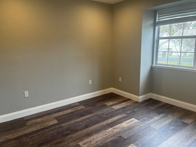 Building Photo - Great Location and No Lawn Work!