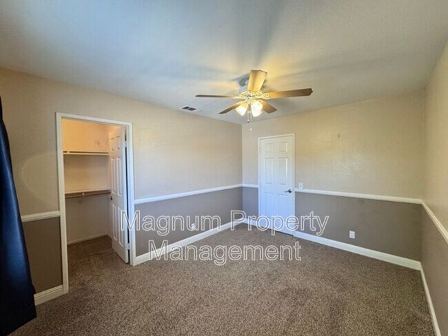Building Photo - 30997 Oakhill Dr