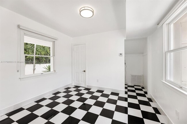 Building Photo - 610 Sabal Palm Rd