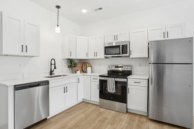 Building Photo - 1603 Parkview Dr