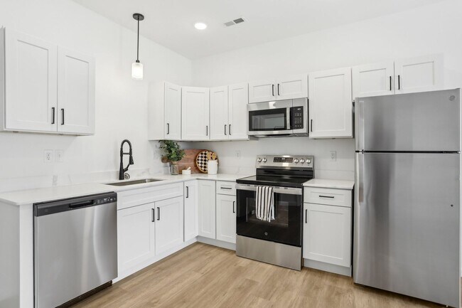 Building Photo - 1604 Parkview Dr