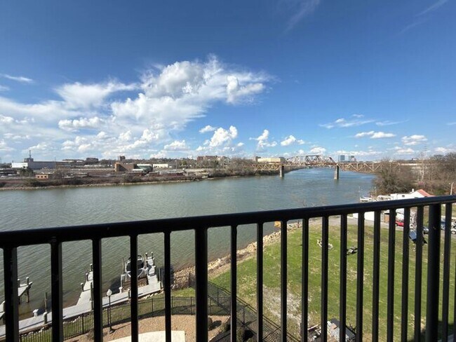 Building Photo - **Stunning Waterfront Condo in Downtown Knoxville**  2 Bedroom, 2 bath Fully renovated! Available...