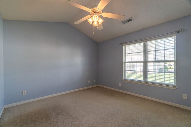 Building Photo - Townhome in a great location!