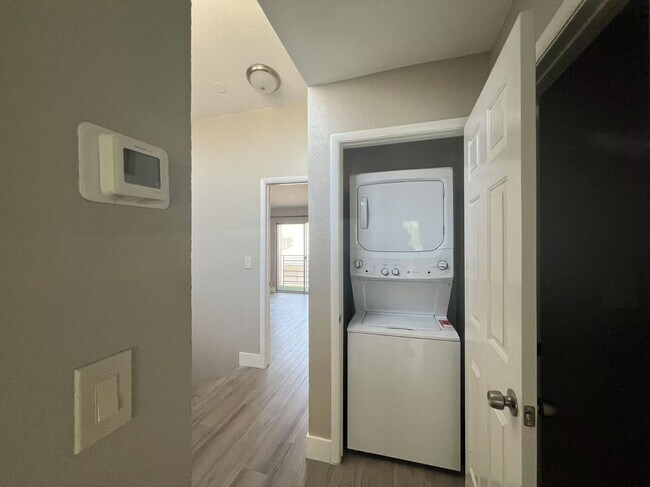 Building Photo - 2b2b TownHouse $1620