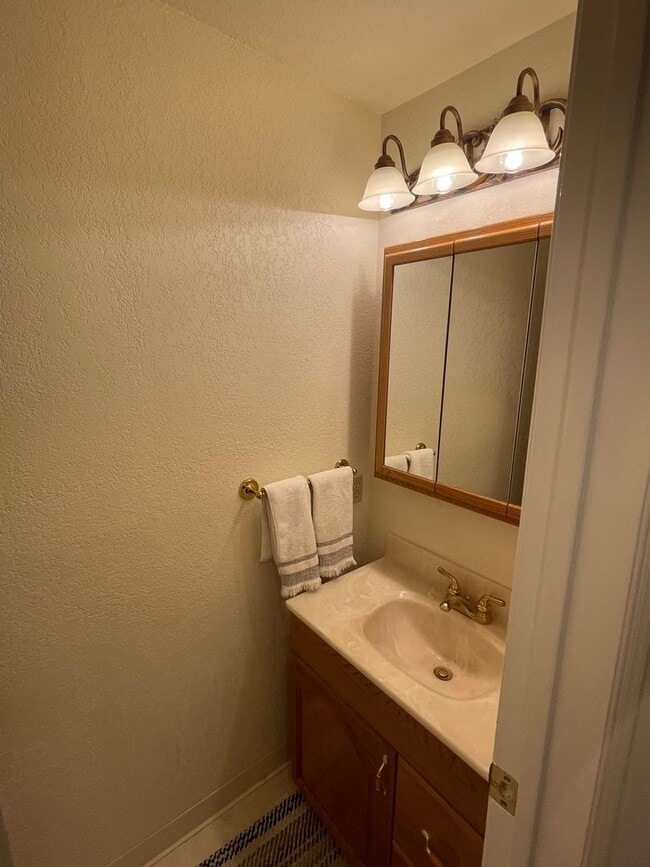 Building Photo - Beautiful townhome available now!