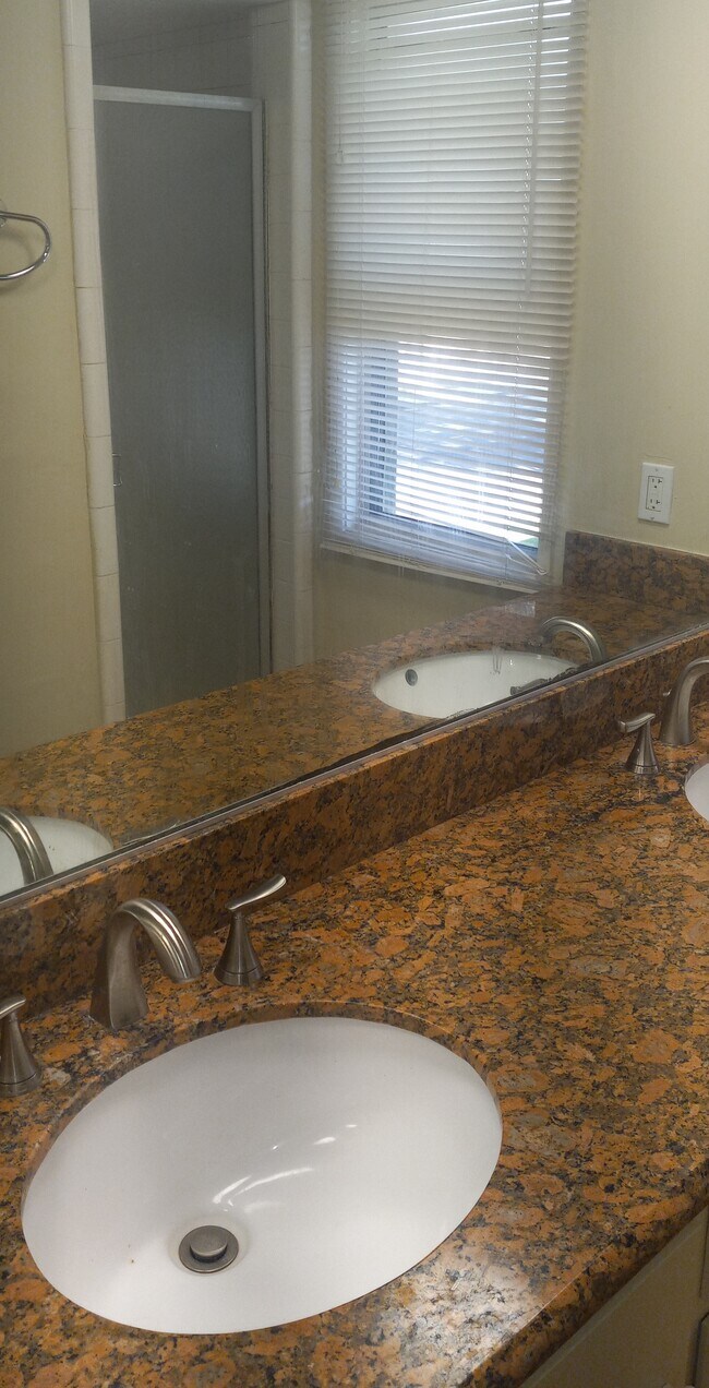 Building Photo - 5308 E Anaheim Rd