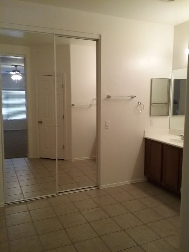 Building Photo - Spacious 5 bedroom home.