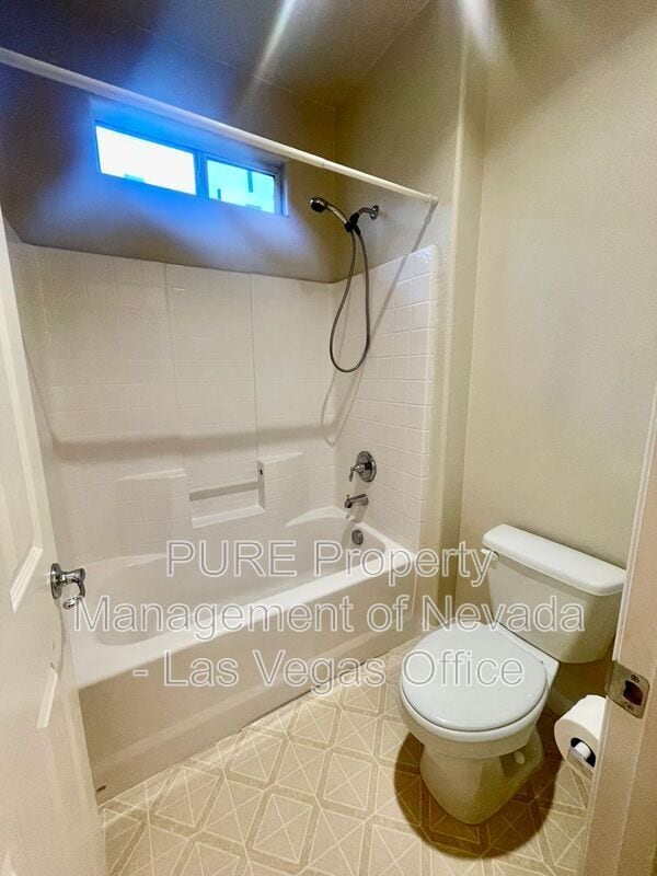 Building Photo - 117 Castle Course Ave