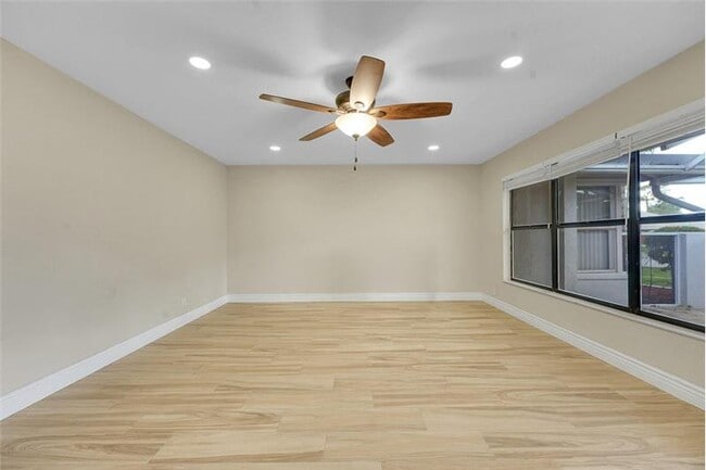 Building Photo - 614 Azure Ave