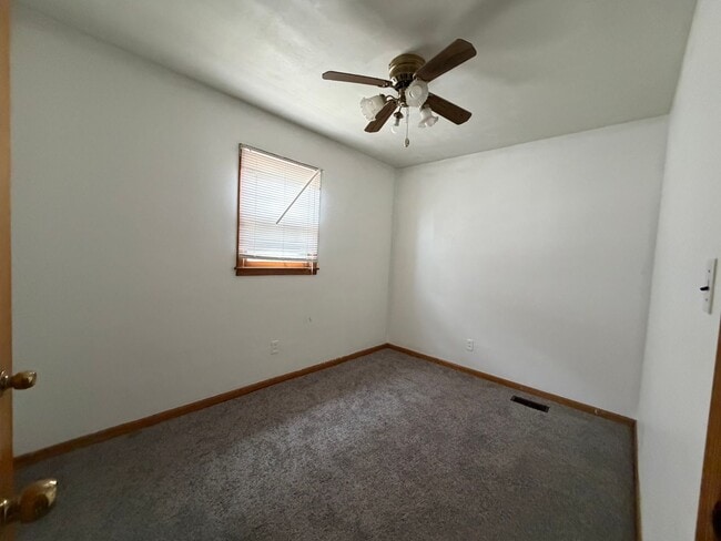 Building Photo - 3 Bed 1 Bath 1100.00