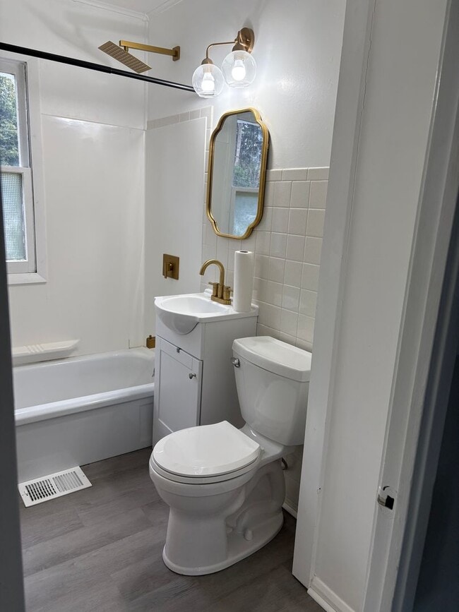 Building Photo - Two Bedroom House