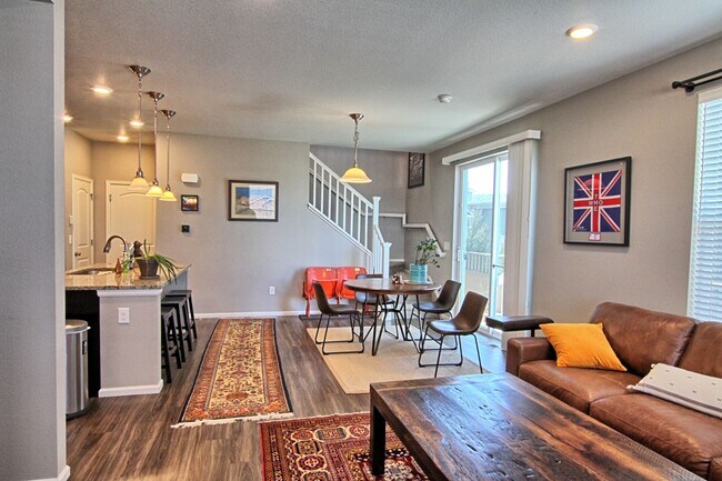 Building Photo - 3 bed 2.5 bath Castle Rock Townhome in the Meadows