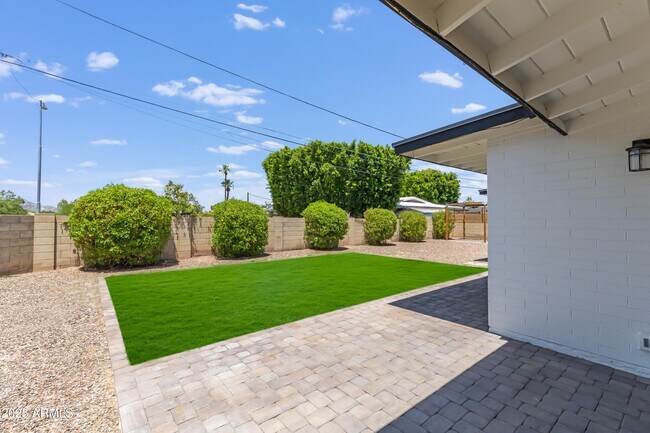 Building Photo - 1028 E Manzanita Dr