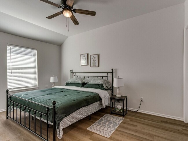 Building Photo - Cozy 3-Bed Retreat in Yukon - Fully Furnished & All Utilities Included