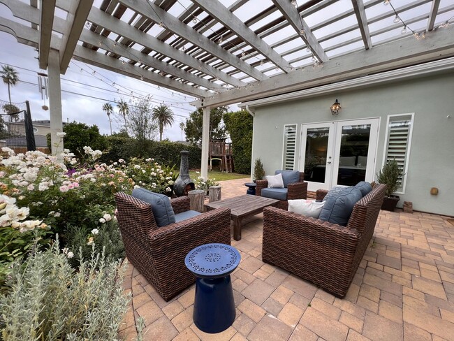 Building Photo - 3B/3B LUXURY Remodeled Home! w/ Garage! Large Fenced Backyard! Bike to the Beach!