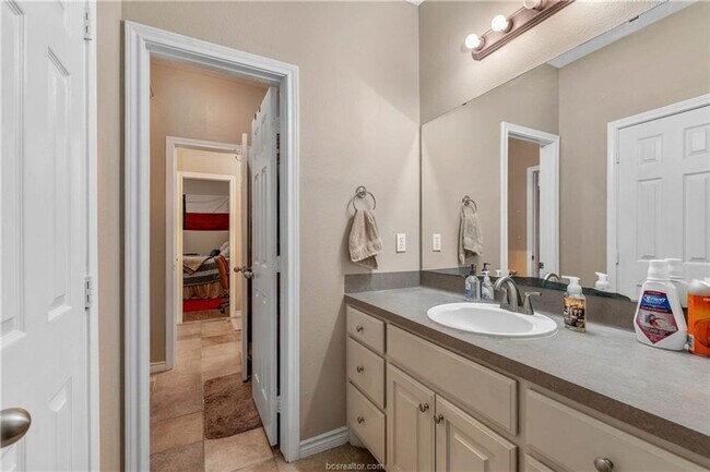 Building Photo - Available August 2026! Spacious 4 Bed House in South College Station!