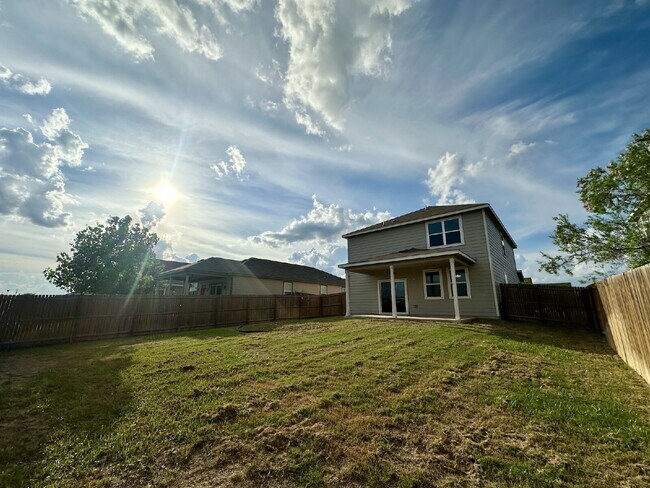 Building Photo - Spacious 4 Bed/2.5 Bath in Seguin with Easy I-10 Access